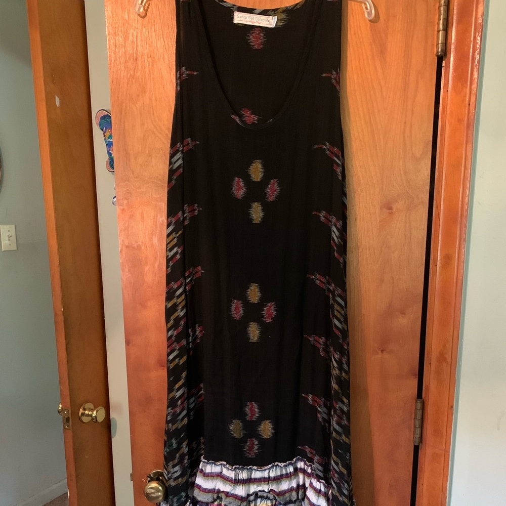 Beautiful dress, only worn once. Size M. 20” across pit to pit. Length 47”